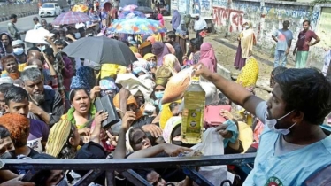 টিসিবির গাড়িতে মানুষের ঢল