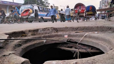 রাজধানীতে ঢাকনা বিহীন সড়কটি ঝুঁকিপূর্ণ হয়ে উঠেছে