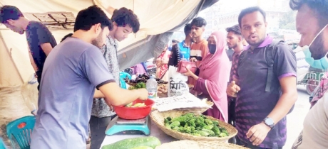 গাইবান্ধায় ছাত্রদের উদ্যোগে ‘জনতার বাজার’