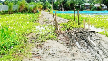 সংস্কারের অভাবে সড়কে দুর্ভোগ