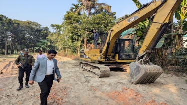 ধামরাইয়ে অবৈধভাবে নদীর মাটি কাটার দায়ে এক্সকেভেটর (ভেকু) জব্দ