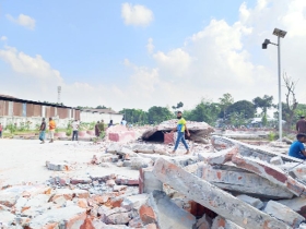 লালমনিরহাটে রেলের জায়গা দখল করে নির্মিত পার্ক উচ্ছেদ