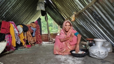 ভিক্ষুক রিজিয়া বেগমের মাথা গোজার ঠাঁই এখন ঝুপড়ি ঘরে 