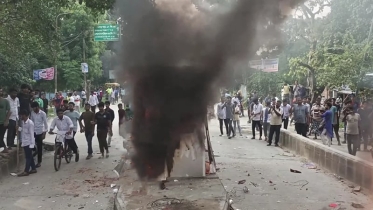 সেতুর টোল প্লাজায় আগুন দিলো বিক্ষুদ্ধ শিক্ষার্থীরা 