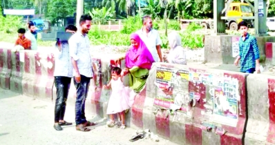 রাতের আঁধারে কাটা হচ্ছে ঢাকা-চট্টগ্রাম মহাসড়কের ডিভাইডার