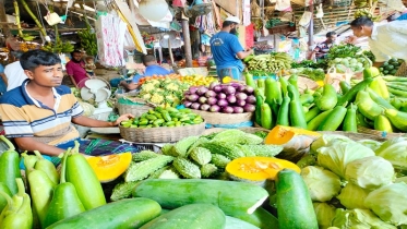 কাঁচা বাজারে আগুন,বিপাকে ক্রেতারা