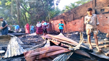 বাঁশখালীতে আগুনে পুডে ৮ বসতঘর ছাই হয়ে গেছে