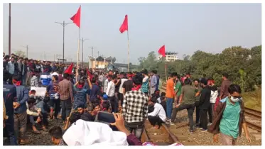 বিশ্ববিদ্যালয়ের নতুন নাম পছন্দ না হওয়ায় শিক্ষার্থীদের রেলপথ অবরোধ