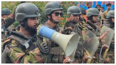 সেনাবাহিনীর ৭মিনিটের আল্টিমেটাম, দুই মিনিটেই সড়ক ক্লিয়ার!