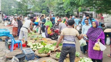 চাঁপাইনবাবগঞ্জে সড়ক দখল করে কাঁচাবাজার, যানজটে জনদুর্ভোগ