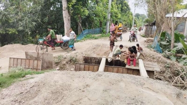 দৌলতপুরে কাজ ফেলে পালিয়েছে ঠিকাদার