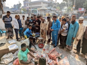 গাইবান্ধায় ছাত্রদের ’জনতার বাজার’, কম দামে মিলছে গরুর মাংস