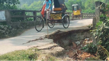 যশোর শহরে বারান্দিপাড়ার লিচুতলা ভৈরব নদের ব্রিজের মাটি ধসে চলাচলে ঝুঁকি