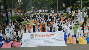 ঝিনাইদহে ৬ দফা দাবিতে শিক্ষার্থীদের বিক্ষোভ ও সড়ক অবরোধ