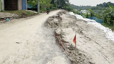 সড়কের বেহাল দশা ১০০ মিটার রাস্তায় ধ্বস, চলে যাচ্ছে কপোতাক্ষ নদে