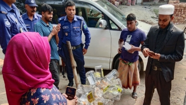 ঝিনাইদহে বোতলজাত ভোজ্যতেল ড্রামে ঢেলে খোলা বাজারের বিক্রি