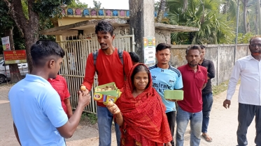 মোরেলগঞ্জ হাসপাতালের সেই স্বাস্থ্য কর্মকর্তার বদলীতে মিষ্টি বিতরণ