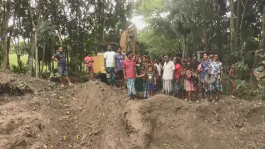 তিন ফসলি জমিতে খাল খনন প্রতিবাদে বিক্ষোভ