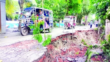 মুন্সীগঞ্জে ড্রেজিংয়ের  পানির তোড়ে ধসে  গেছে সড়ক