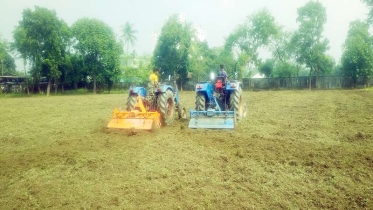 সৈয়দপুর ষ্টেডিয়ামের আগাছা পরিষ্কার করে দুই মাঠ করা হচ্ছে