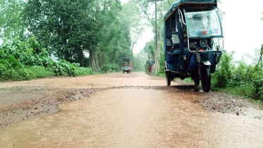 সাটুরিয়ায় তিন বছরেও শেষ হয়নি ৫ কিমি সড়কের সংস্কার কাজ