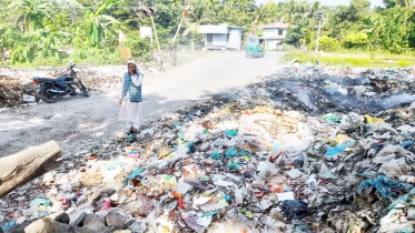 সড়কের পাশে ময়লার ভাগাড় ॥ দুর্গন্ধে অতিষ্ঠ