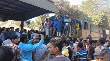 বুড়িমারী থেকে আন্তঃনগর ট্রেন চলাচলের দাবিতে রেল ও সড়কপথ অবরোধ