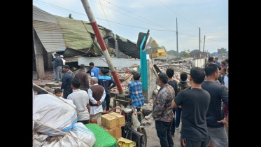 আ’লীগ নেতার কোটি টাকার অবৈধ মার্কেট গুড়িয়ে দিলো রেলওয়ে কর্তৃপক্ষ