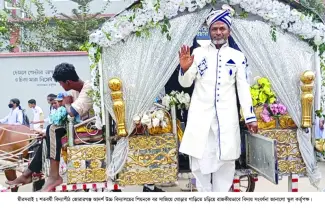 ঘোড়ার গাড়িতে বর সাজিয়ে সংবর্ধনা, মীরসরাইয়ে স্কুল পিয়নের রাজকীয় বিদায়