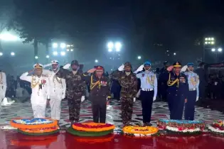 কেন্দ্রীয় শহীদ মিনারে সেনাপ্রধানের শ্রদ্ধাঞ্জলি