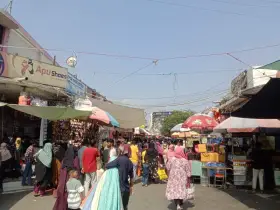 ভিড় বাড়ছে শপিং মলগুলোতে, কেনাকাটায় ব্যস্ত নগরবাসী