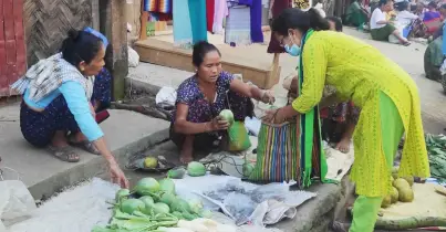 দেশের যে বাজারে নারীরাই শাসক