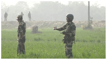 সীমান্তে কাঁটাতার সংঘর্ষ, সাউন্ড গ্রেনেড হাতে বিএসএফ