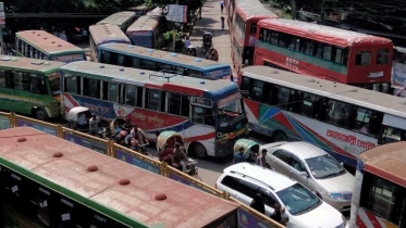 ভিক্টোরিয়া পার্ক এলাকায় এলোমেলো গাড়ি রাখার কারণে তীব্র যানজটের সৃষ্ট