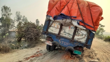 সড়কের কাজ ফেলে লাপাত্তা ঠিকাদার, জনদুর্ভোগ চরমে