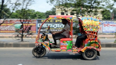 ব্যাটারিরিক্সার দখলে ঢাকা