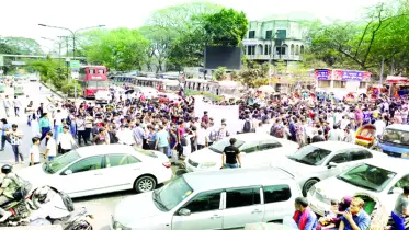 ধর্ষণবিরোধী বিক্ষোভকারীদের সঙ্গে পুলিশের সংঘর্ষ লাঠিচার্জ