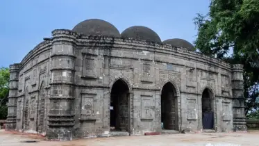 প্রায় সাড়ে চার শত বছরের ঐতিহ্য ধারণ কুসুম্বা মসজিদের 