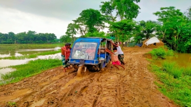 রাস্তার বেহাল দশা, বৃষ্টি হলেই স্কুলে যাওয়া বন্ধ