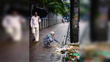 বাংলাদেশের রাস্তায় উচ্ছিষ্ট খাওয়ার পুরোনো ছবিটি আ.লীগের সময়কার