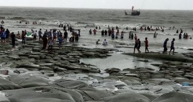  বৈরী আবহাওয়া উপেক্ষা করে সাগর পাড়ে হাজারো পর্যটক 