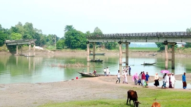 ৪ বছরেও ভাঙ্গাসেতু জোড়া লাগেনি, দুর্ভোগ