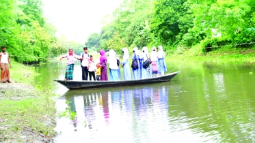 যে গ্রামে রাস্তা নেই, সেতু নেই, স্কুল নেই