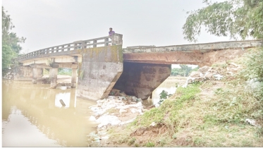 নেত্রকোনায়  ঝুলছে সংযোগ সড়ক ॥ যান চলাচলে ঝুঁকি