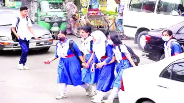 যশোরে শিশু শিক্ষার্থীদের ঝুঁকি নিয়ে পারাপার