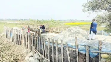 কেরানীগঞ্জে সরকারি খাল ভরাট করে রাস্তা নির্মাণের অভিযোগ