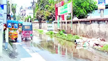 টয়লেটের ময়লা পানি রাস্তায়, ভোগান্তি