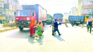 এলেঙ্গায় ফুটওভার ব্রিজ না থাকায় ঝুঁকি নিয়ে মহাসড়ক পারাপার