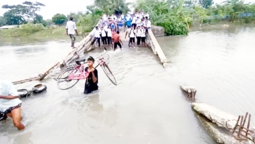 সাতক্ষীরায় ভাঙা সেতুতে ভোগান্তি