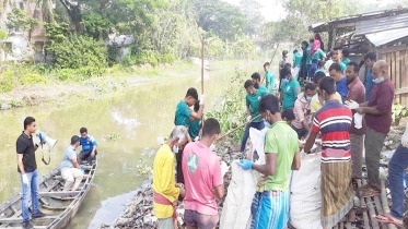 বাগেরহাটে স্বেচ্ছাশ্রমে ময়লা আবর্জনা পরিষ্কার